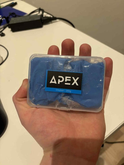 APEX Clay Bar 200 g (2 × 100 g) – Effektiv syntetisk ler til dyb lakrens, fjernelse af flyverust & glans­forbedring - GreenGoing