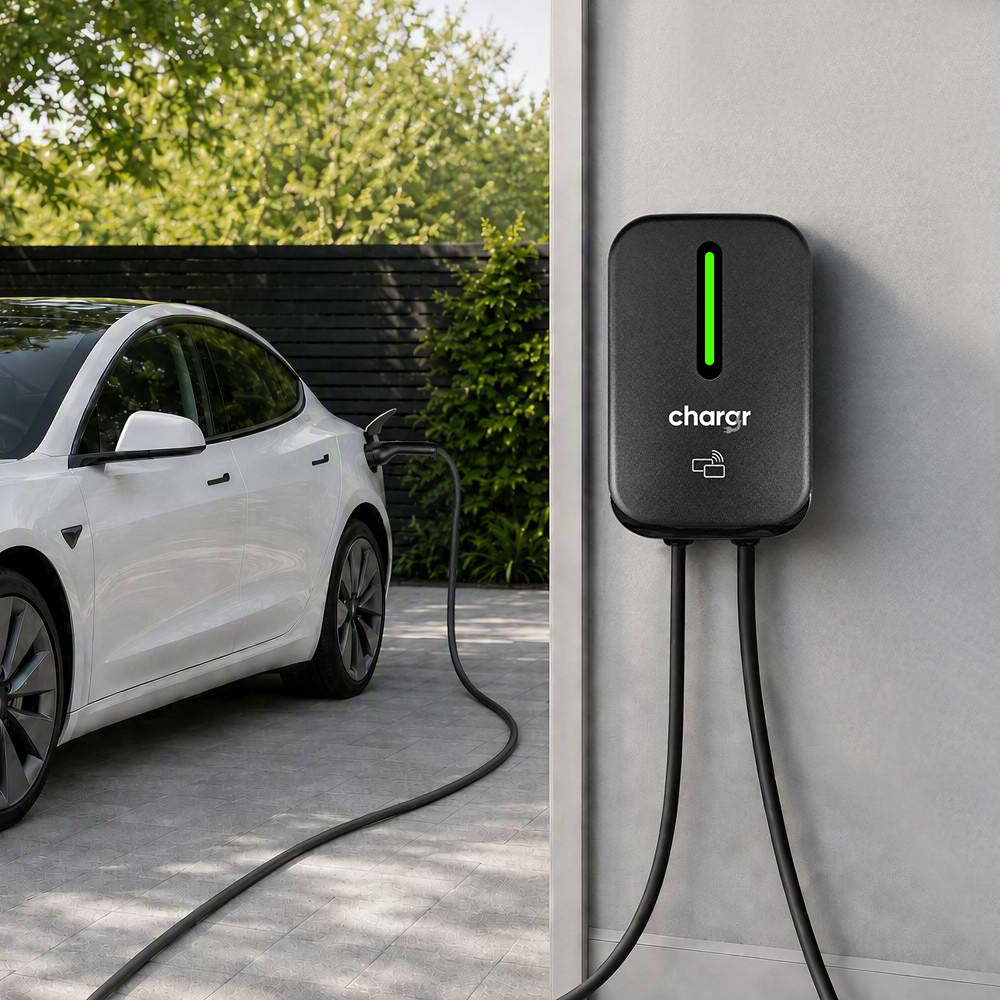 Chargr WP18 ladeboks lader en hvid Tesla i indkørslen