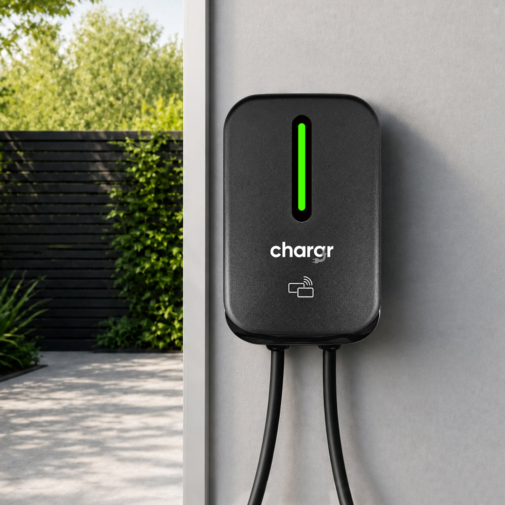 Chargr WP18 ladeboks monteret på husmur ved carport