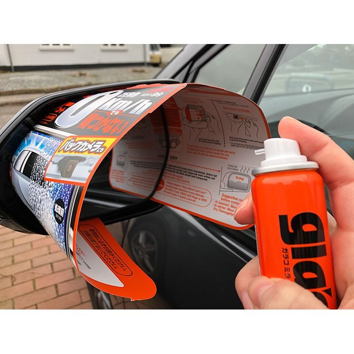 Glaco Mirror Coat Zero påføres med papskærm, så der ikke kommer spray på bilen